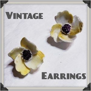 BNWOT VTG Clip On White Magnolia Earrings